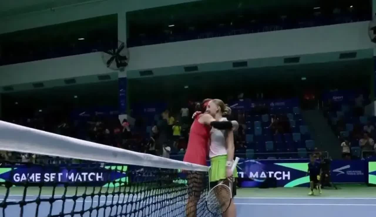 比赛中球队连续遭遇对手反击，陷入困境