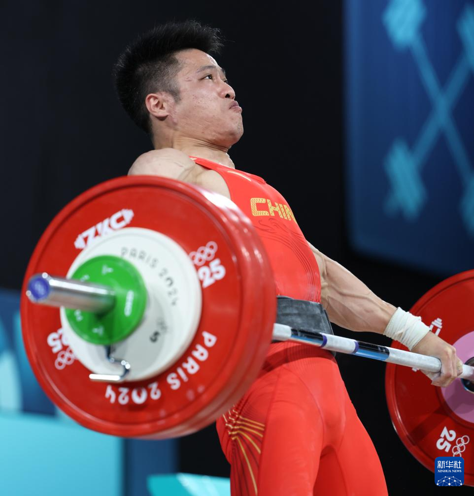 举重男子半决赛选手全力以赴