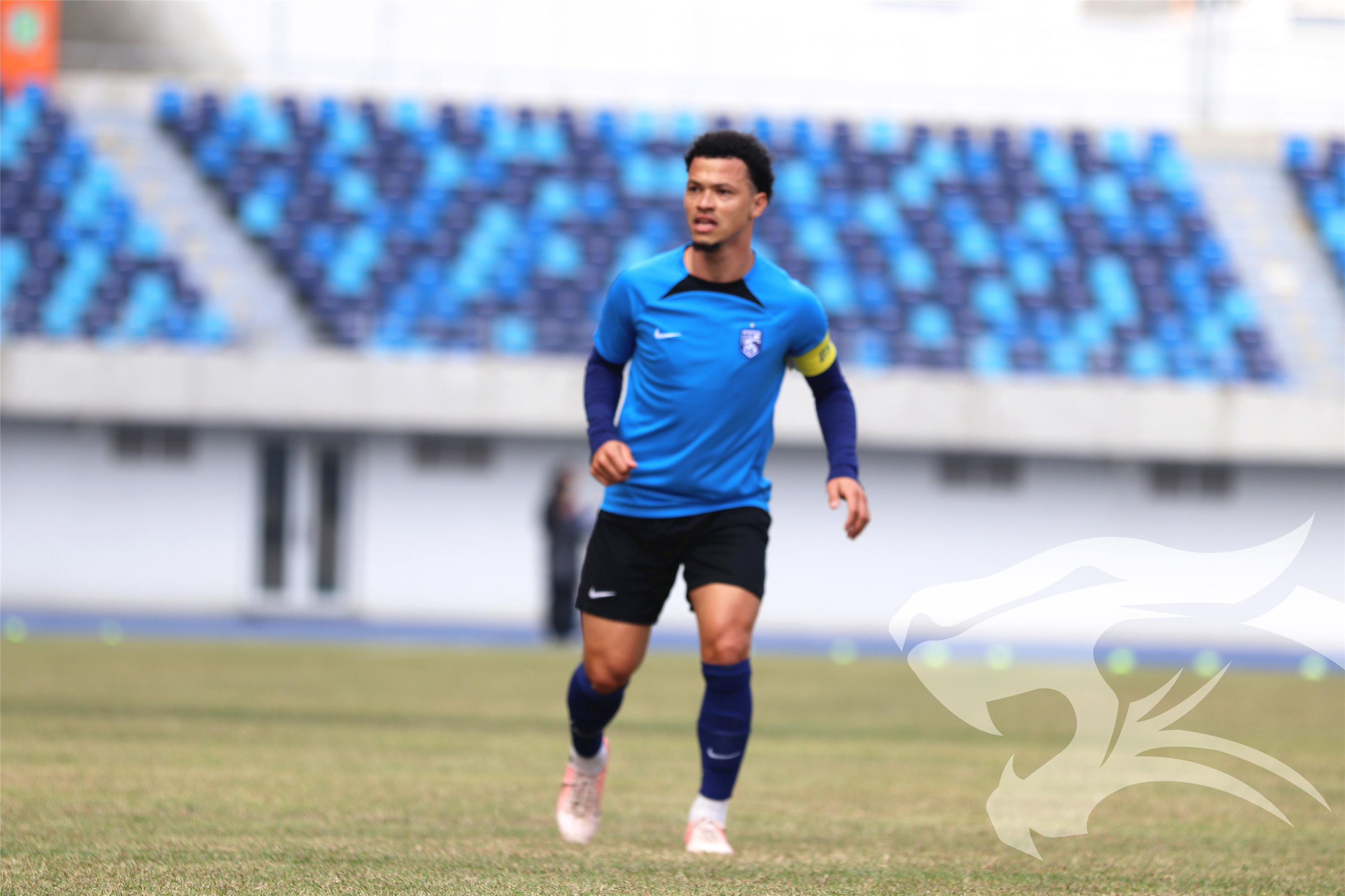 教练组织战术演习，提高球队整体实力