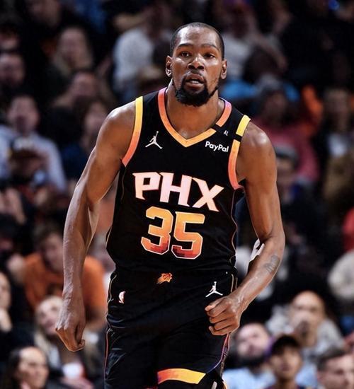 太阳客场击败马刺，登贝茨成为全场最佳球员