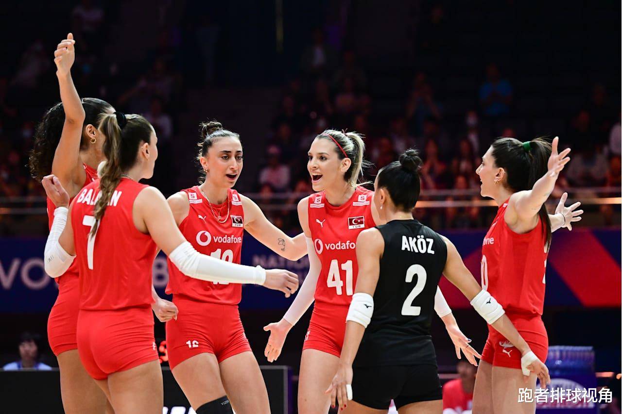 关于土耳其国家队在比赛中击败强劲对手，晋级形势乐观的信息
