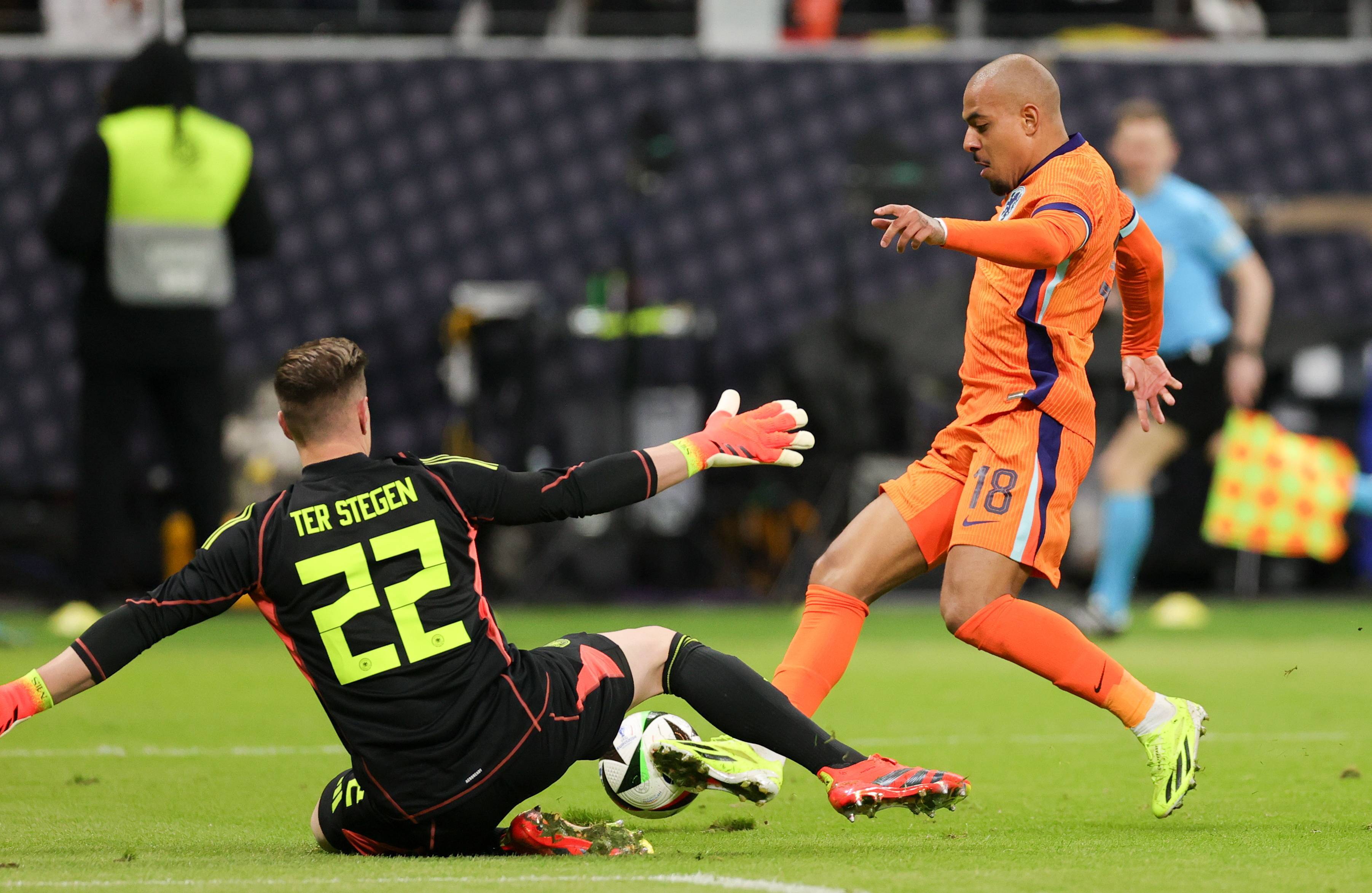 开云体育app-荷兰球队在最新一轮比赛中击败对手