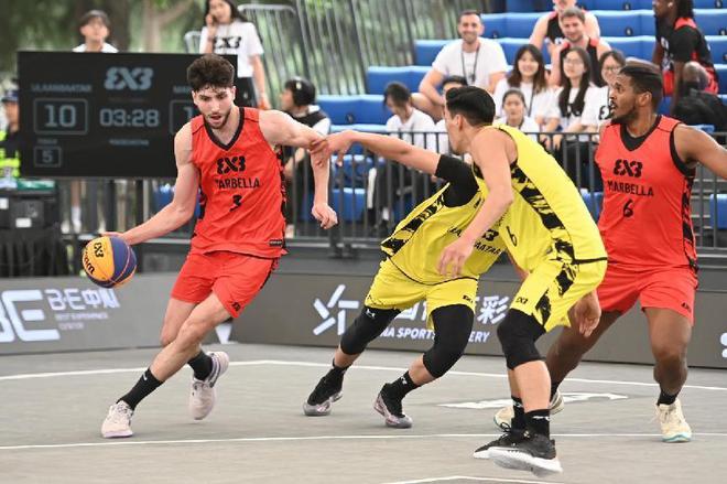 篮球明星带领球队在全球巡回赛取得佳绩