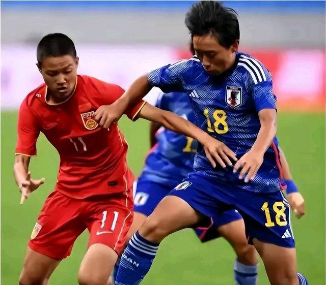 赛场上球员们展现出拼搏精神