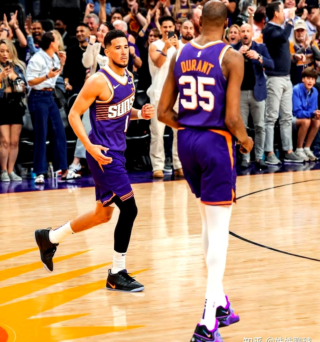 体育场上球员豪气干云，比赛暴力芒芒