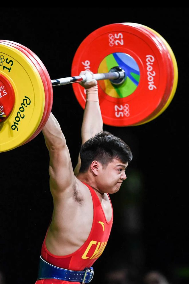 举重比赛意外惊喜，选手异军突起