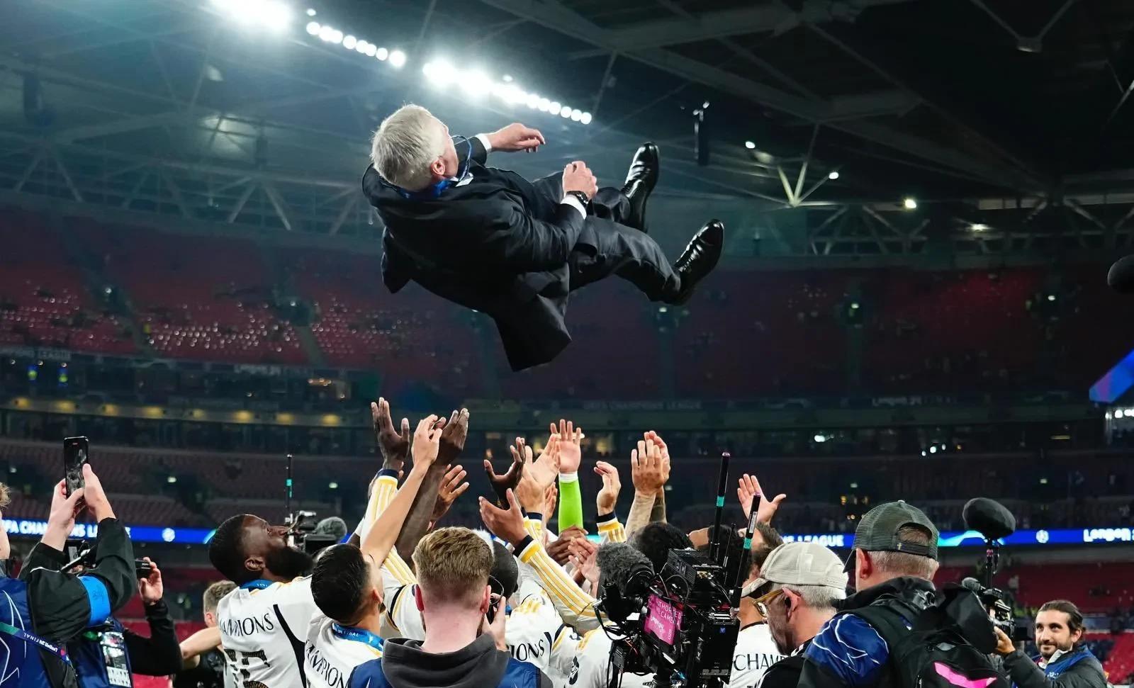 包含欧预赛球员奋勇争先，冲刺胜利的词条