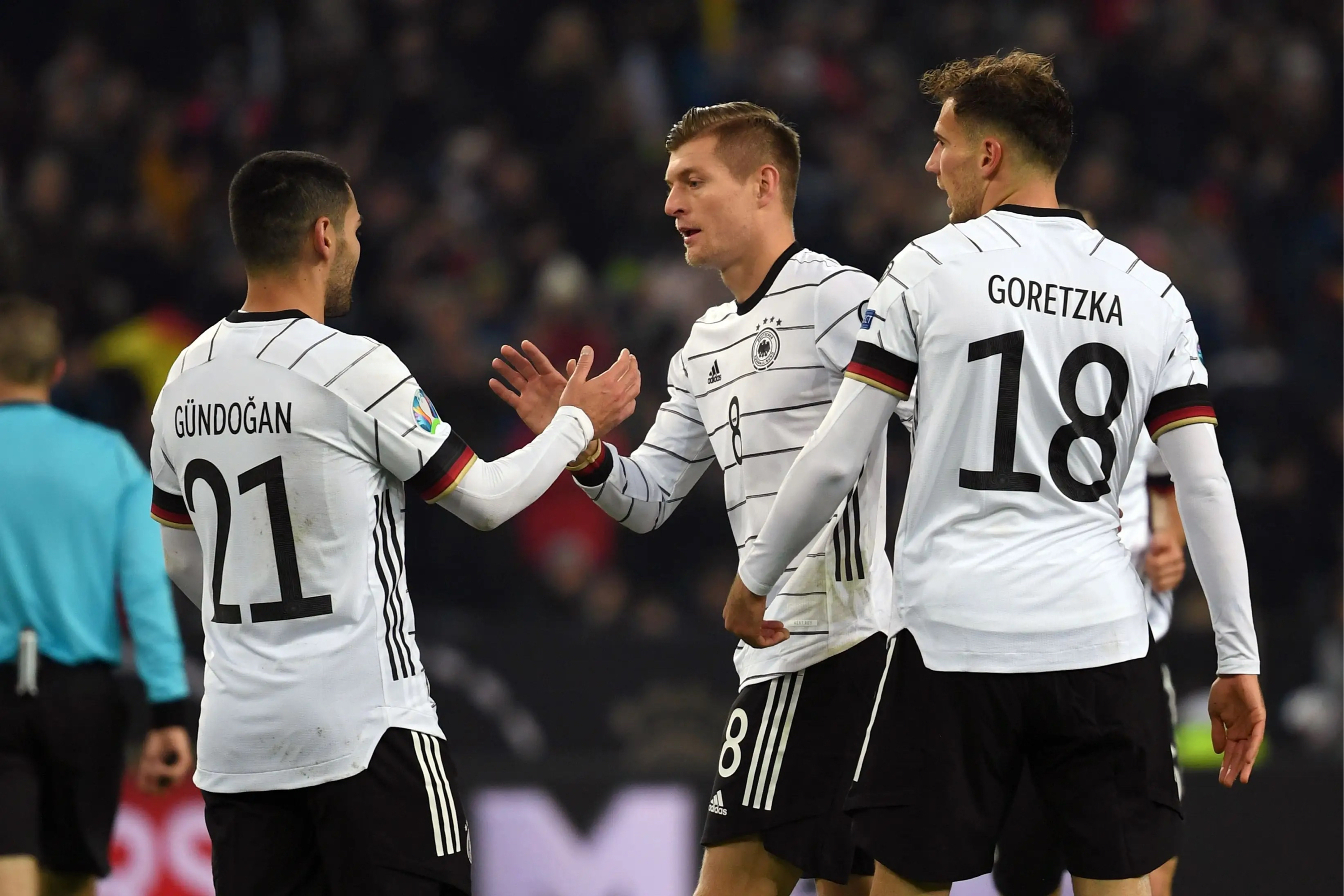 意大利足球队在重要赛事中击败对手