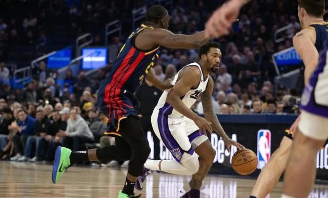 包含勇士队顶尖战术出色发挥，凭借团队合作获胜的词条