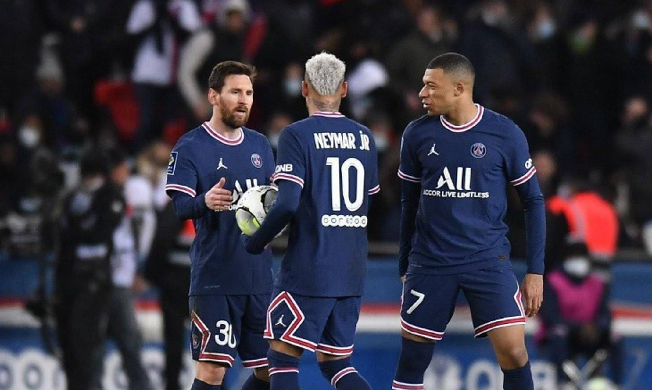 巴黎圣日耳曼备战欧冠比赛，内马尔或缺阵