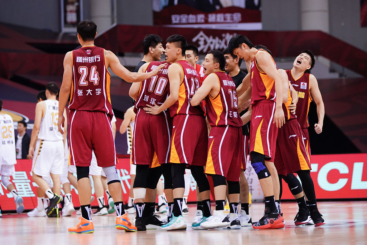 篮球赛季揭幕式盛大举行吸引球迷瞩目