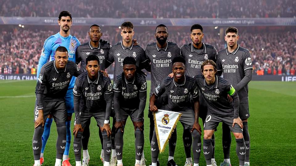 顶尖球员在比赛中展现出超群实力 顶尖球员在比赛中展现出超群实力