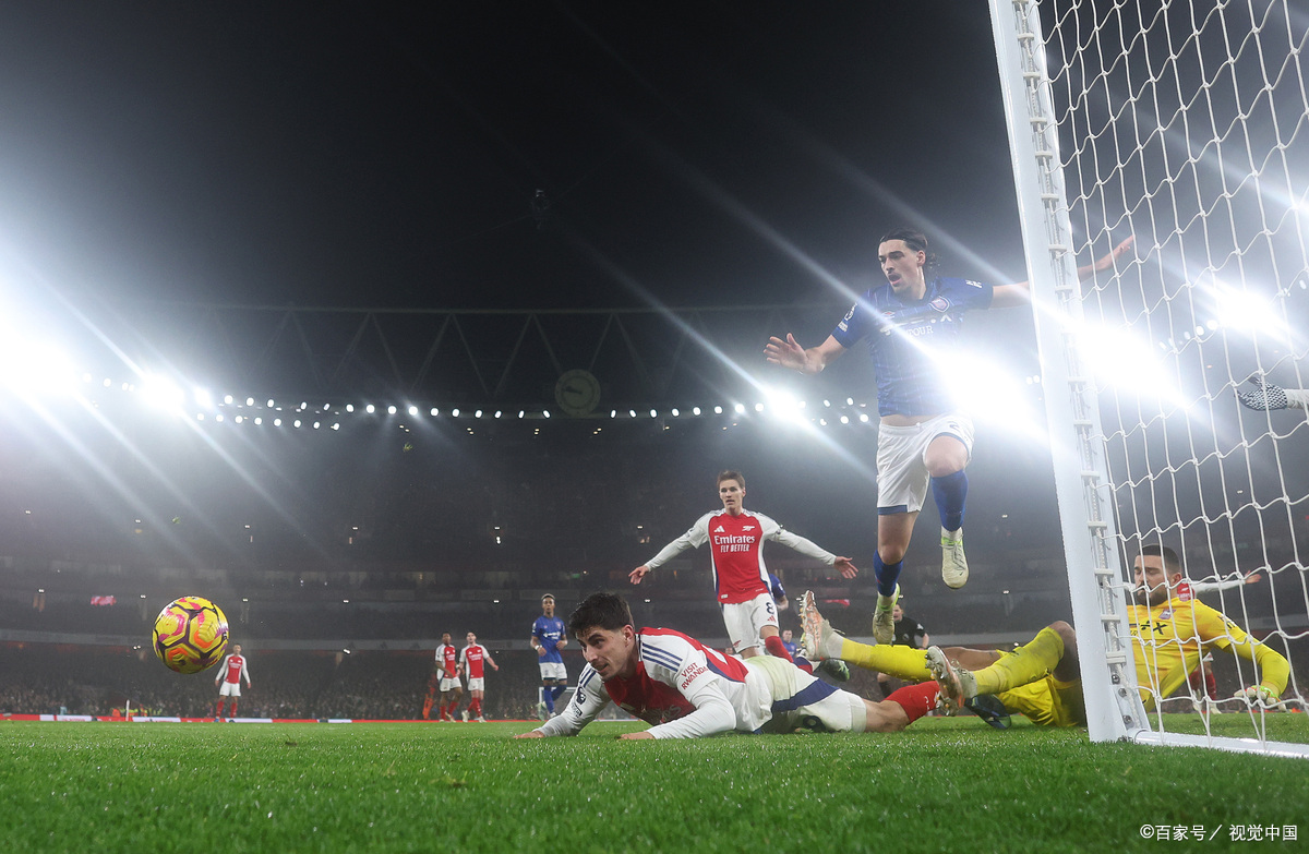 精妙足球战术展露，双方队员拼尽全力