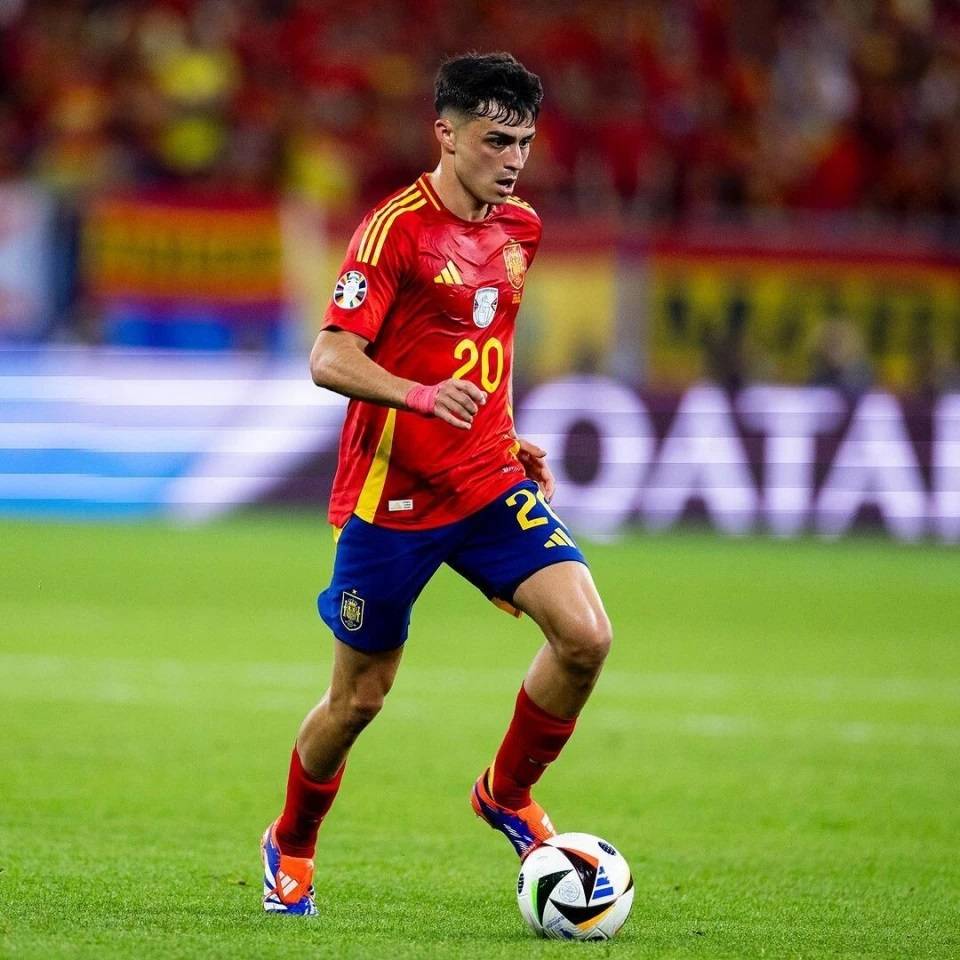 荷兰队迎战西班牙，球员们士气高昂