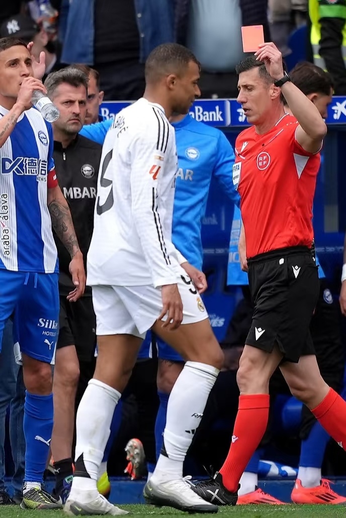 红牌球员退场，助对手锁定胜局