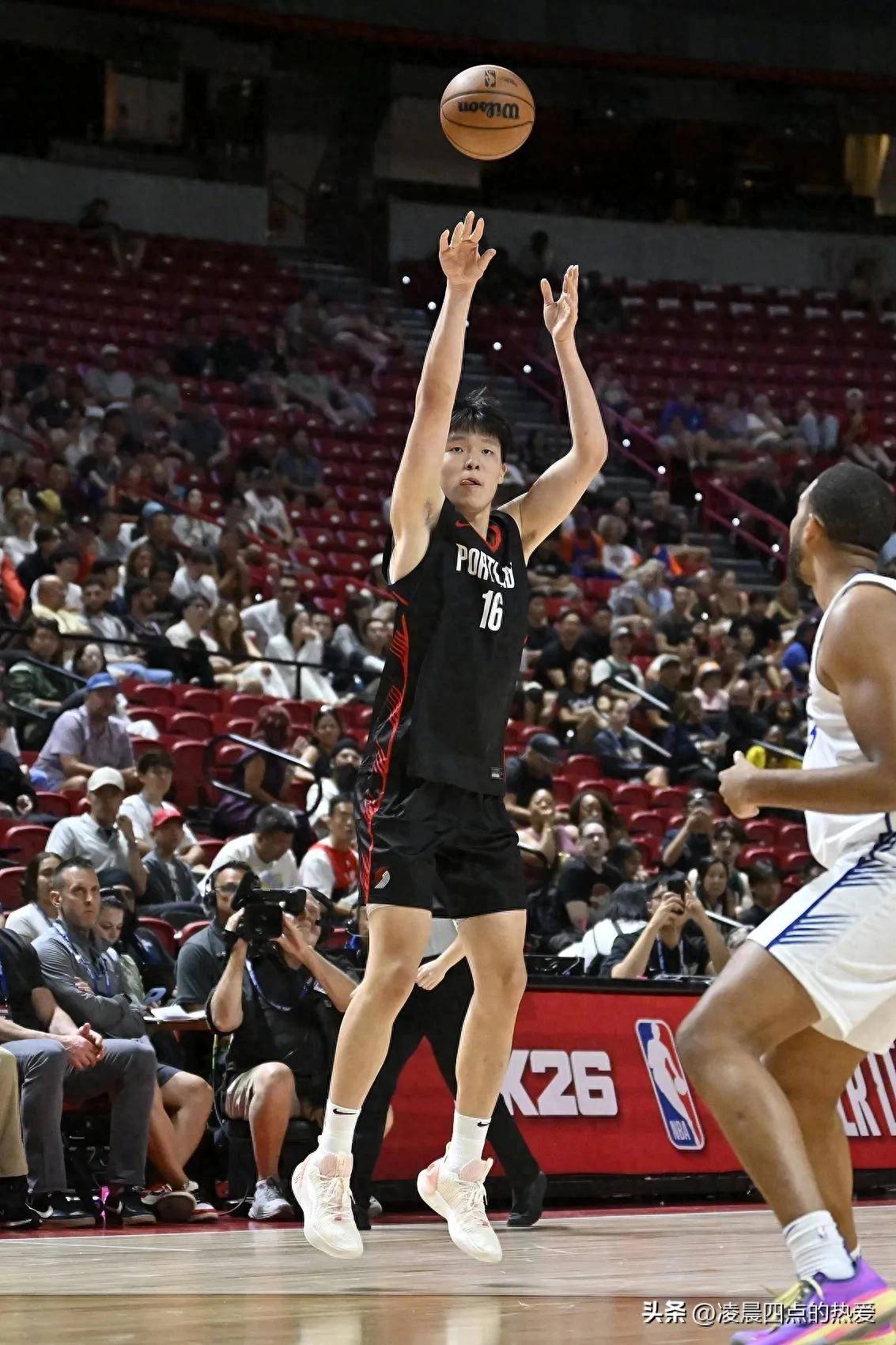 球员们展现了出色的状态，篮球比赛惊艳世界！