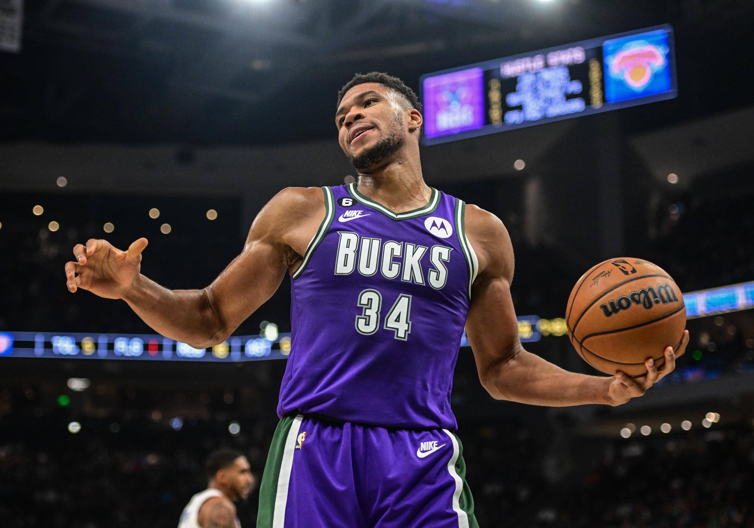 NBA球员在比赛中表现出色，成为焦点人物